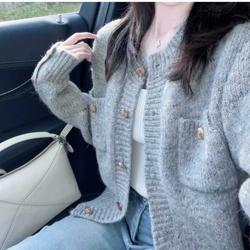 Autumn Elegant Grey Knitted Short Coat Fashion Warm Long Sleeve Women Cardigan Casual Oneck Knitwear Korean Style SweaterT251101