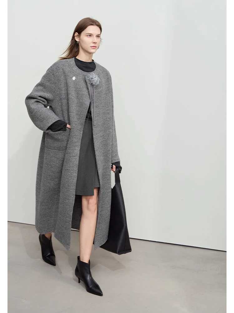 AMII Minimalist 2025 Winter New 100 Woolen Coat for Women Round Neck Removable Corsage Female Loose Commuter Outerwear 12444013T251101