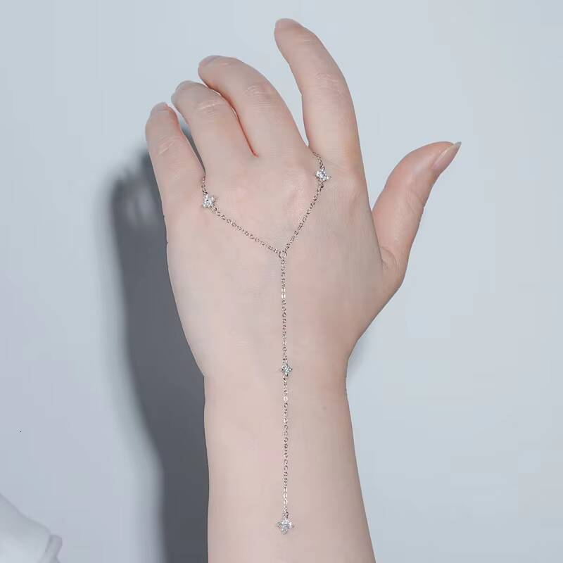 Stylish 925 Silver 2mm 3mm Round Moissanite Fourleaf Clover Fashion Necklace for Women Trendy Clavicle Chain Daily Commute