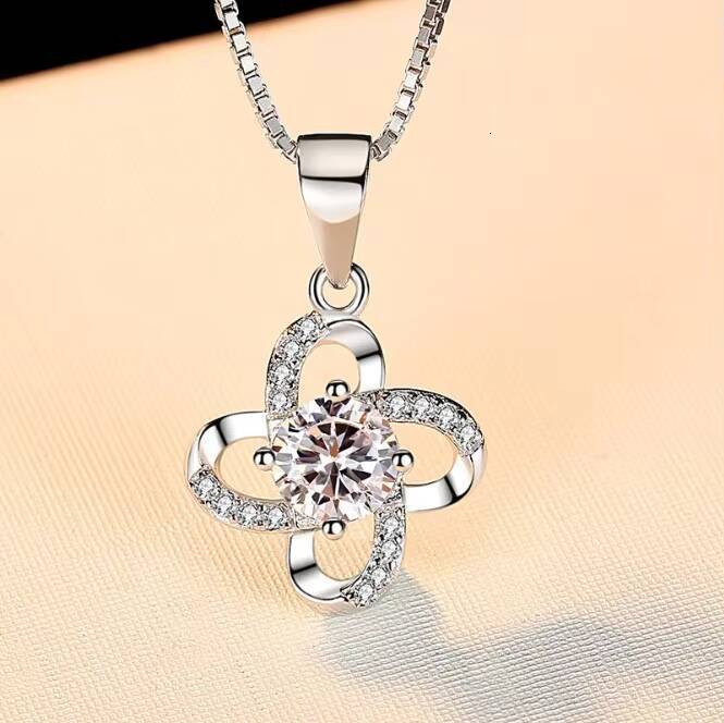 S925 Sterling Silver Moissanite Pendant Necklace Temperament Drilling Lucky Fourleaf Clover Style