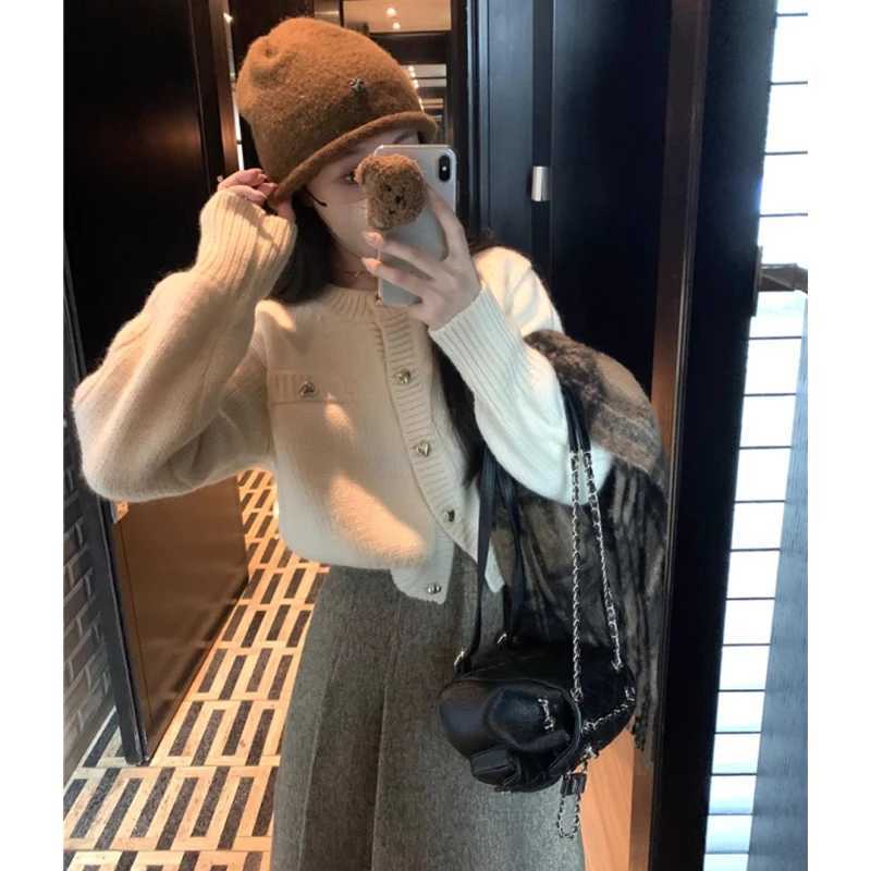 2025 Sweet Love Buckle Crew Neck Sweater New AutumnWinter Womens Knitwear Casual Loose Short Knitted Cardigan JacketT251101