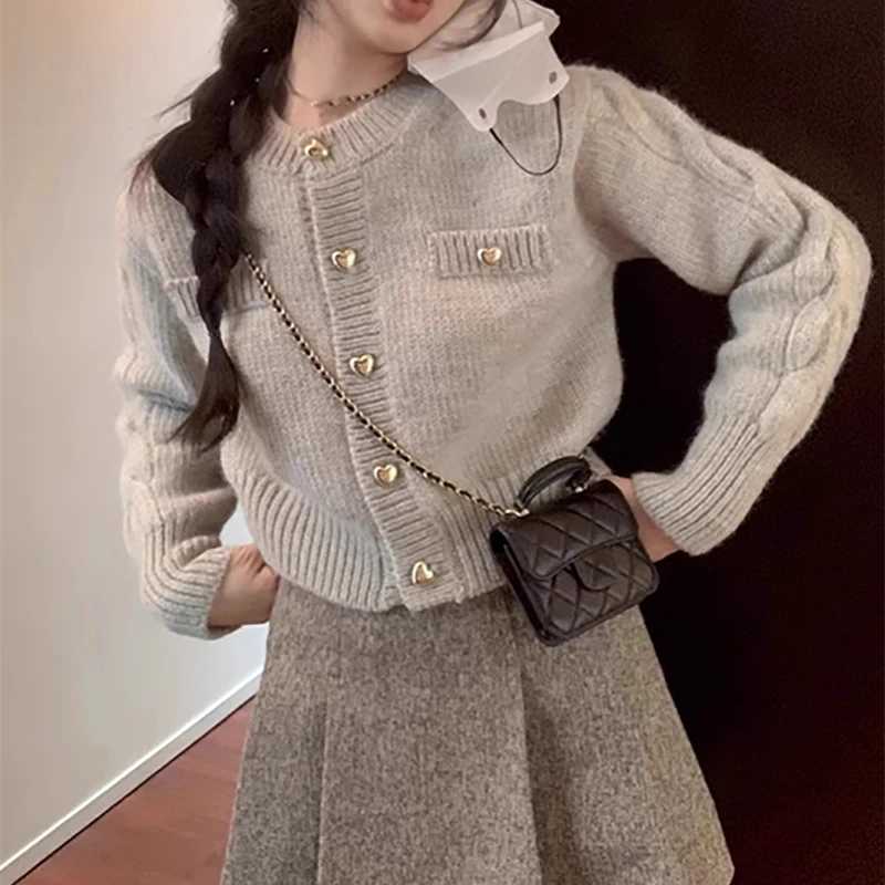 2025 Sweet Love Buckle Crew Neck Sweater New AutumnWinter Womens Knitwear Casual Loose Short Knitted Cardigan JacketT251101