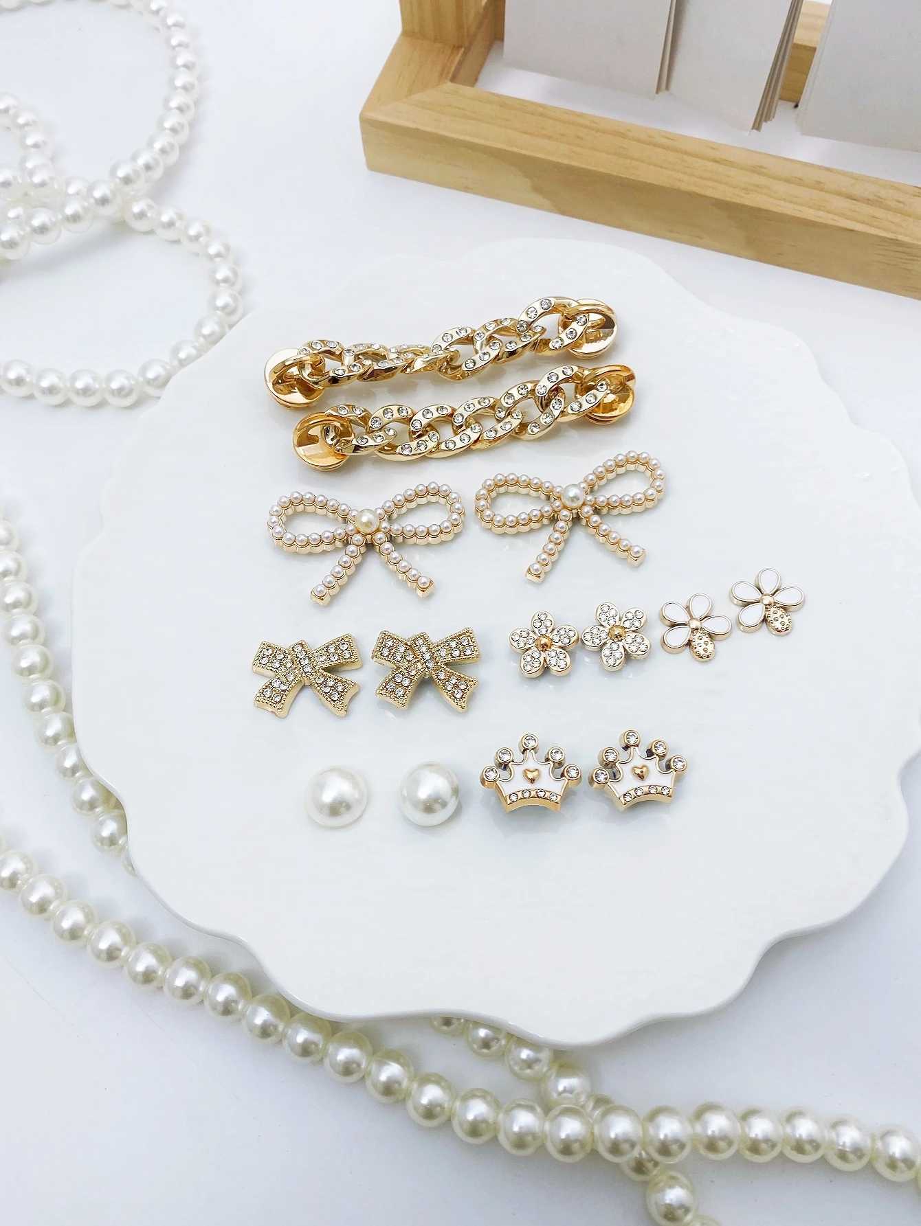 14 Crocodile Shoes (Golden Bow White Crown White Flower Gold ABS Diamd Chain) Shoe Accessories - Easy to Install and Detachable DXJ250401 - view 6