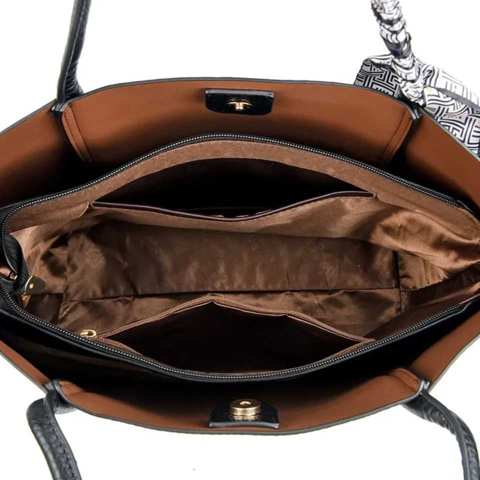 Genuine Soft Leather Tote Bag Womens Large Capacity Carrying Bags Designer Handbag Vintage Shoulder Bag Brand Commuting BagsW251101