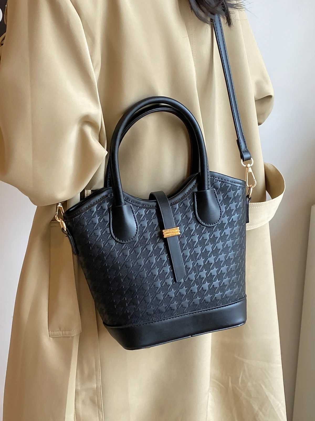 Designer Popar ctrast small bag fem 2024 new autumn crossbody bag fi HOT handbag bucket bag1 Y251120