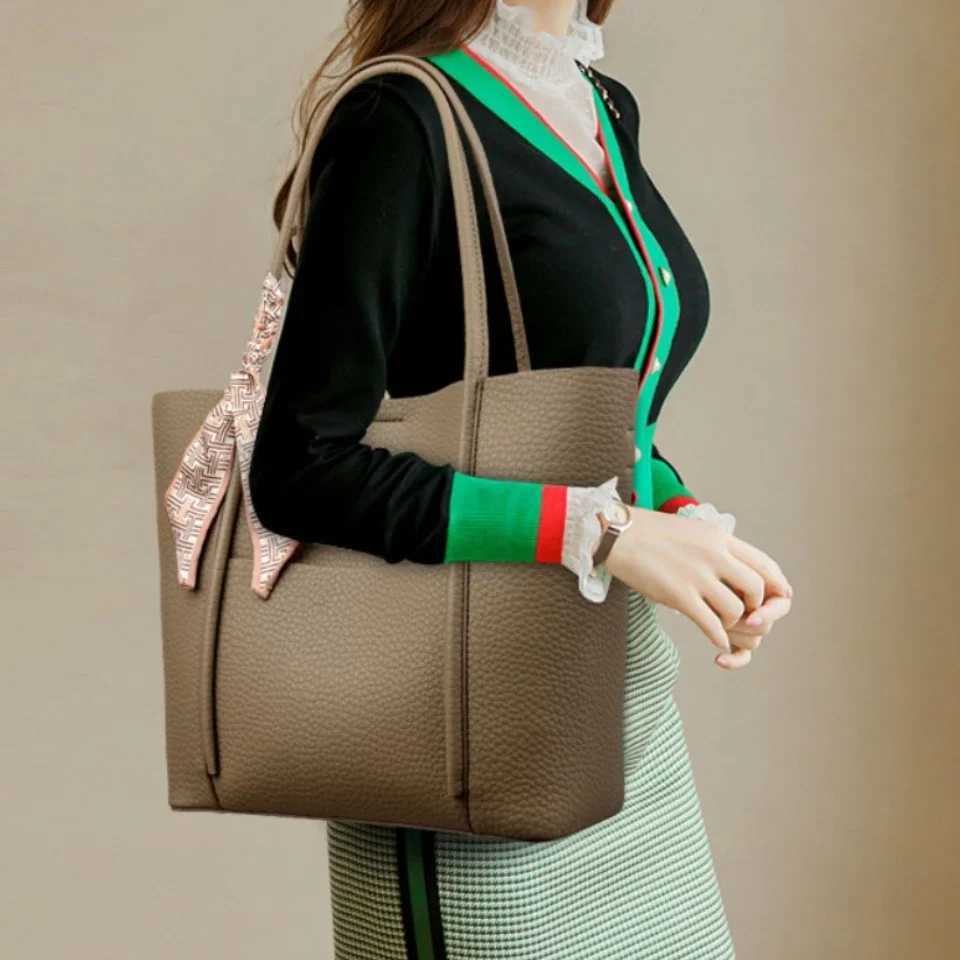 Genuine Soft Leather Tote Bag Womens Large Capacity Carrying Bags Designer Handbag Vintage Shoulder Bag Brand Commuting BagsW251101