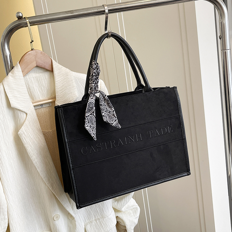 2025 new women's autumn niche fashion high-end large capacity synthetic leather handbag casual simple classic work shoulder bag student crossbody