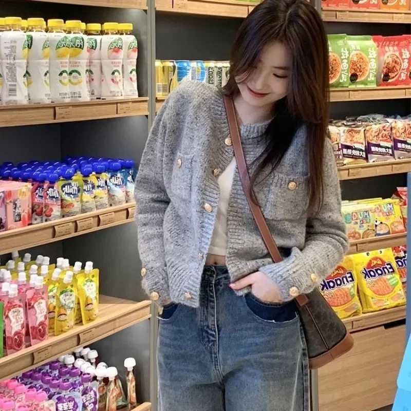 Autumn Elegant Grey Knitted Short Coat Fashion Warm Long Sleeve Women Cardigan Casual Oneck Knitwear Korean Style SweaterT251101