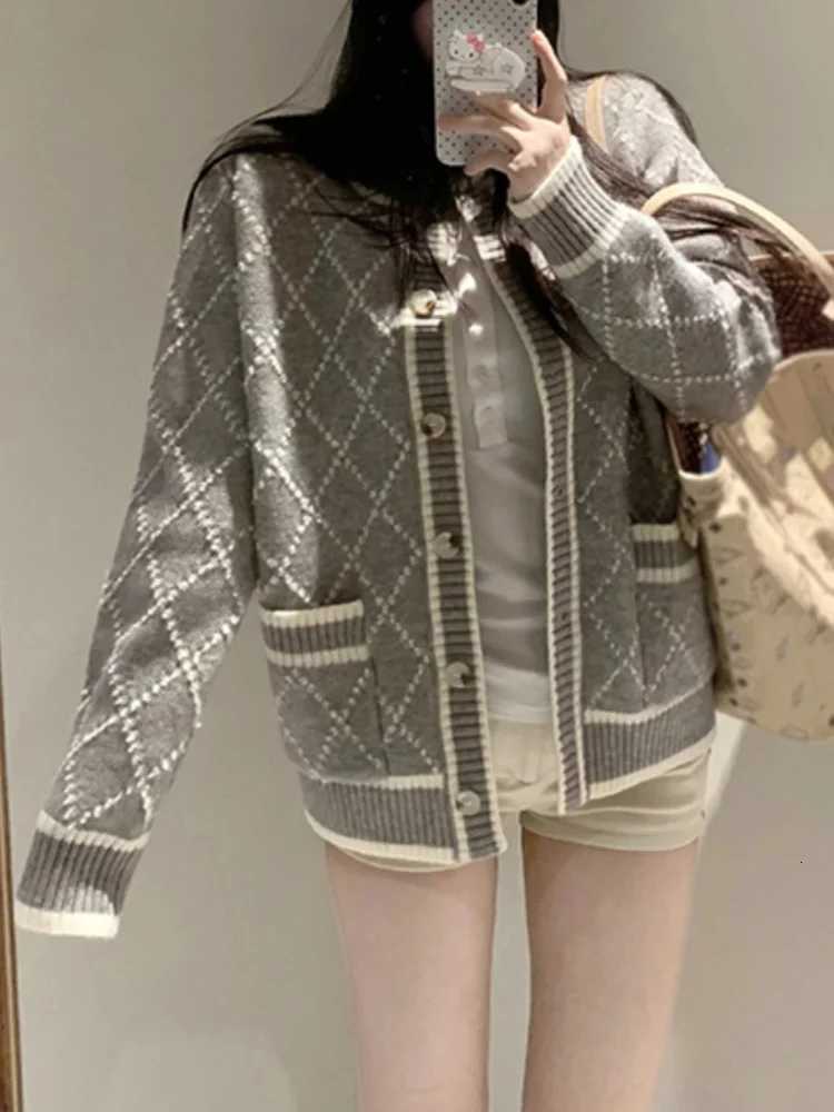 Autumn and Winter New Diamond Womens Longsleeved Crew Neck Sweater Elegant Cardigan Singlebreasted Knitwear Casual TopT251101