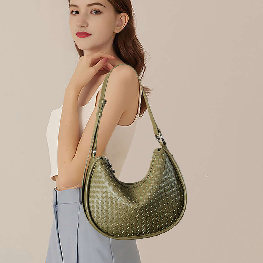 Single Cross Shoulder Crescent Bag Large Capacity Commuter Hand Woven Underarm Handbag Women's 2025 New Casual Versatile Fashion Clothing