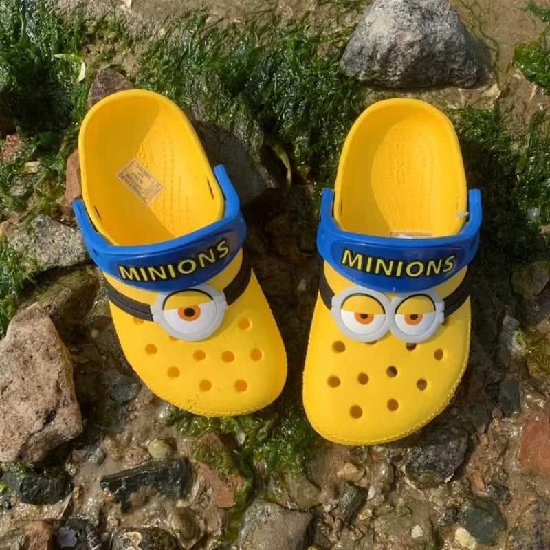 Miniso Minions Cave Sandals Stuart Dave Slippers Sandals Kaii Anime Family Beach Shoes Summer Childrens Sandals Drainage Gifts W250401