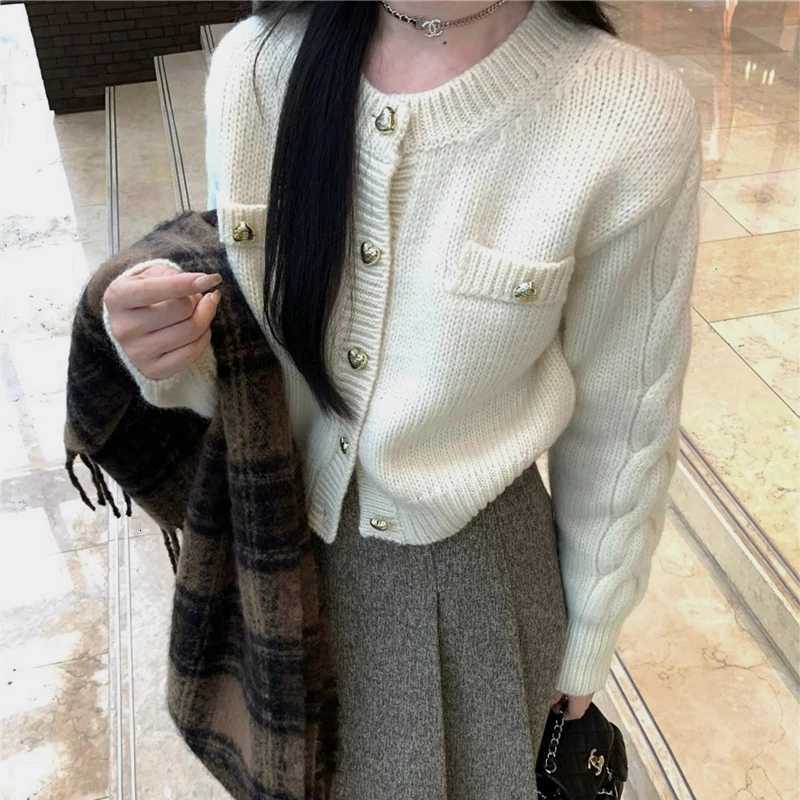 2025 Sweet Love Buckle Crew Neck Sweater New AutumnWinter Womens Knitwear Casual Loose Short Knitted Cardigan JacketT251101