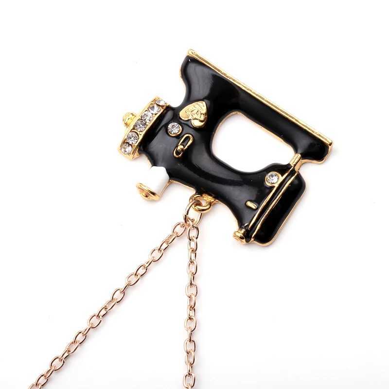 Vintage Personzed Black Oil Painting Sewing Machine Necklace Creative Pendant for Men and Women AccessoriesC250407