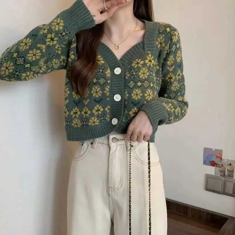 Vintage floral short knitted cardigan women autumn 2025 sweater jacket design sense long sleeve v neck cardigan sweater femaleT251101