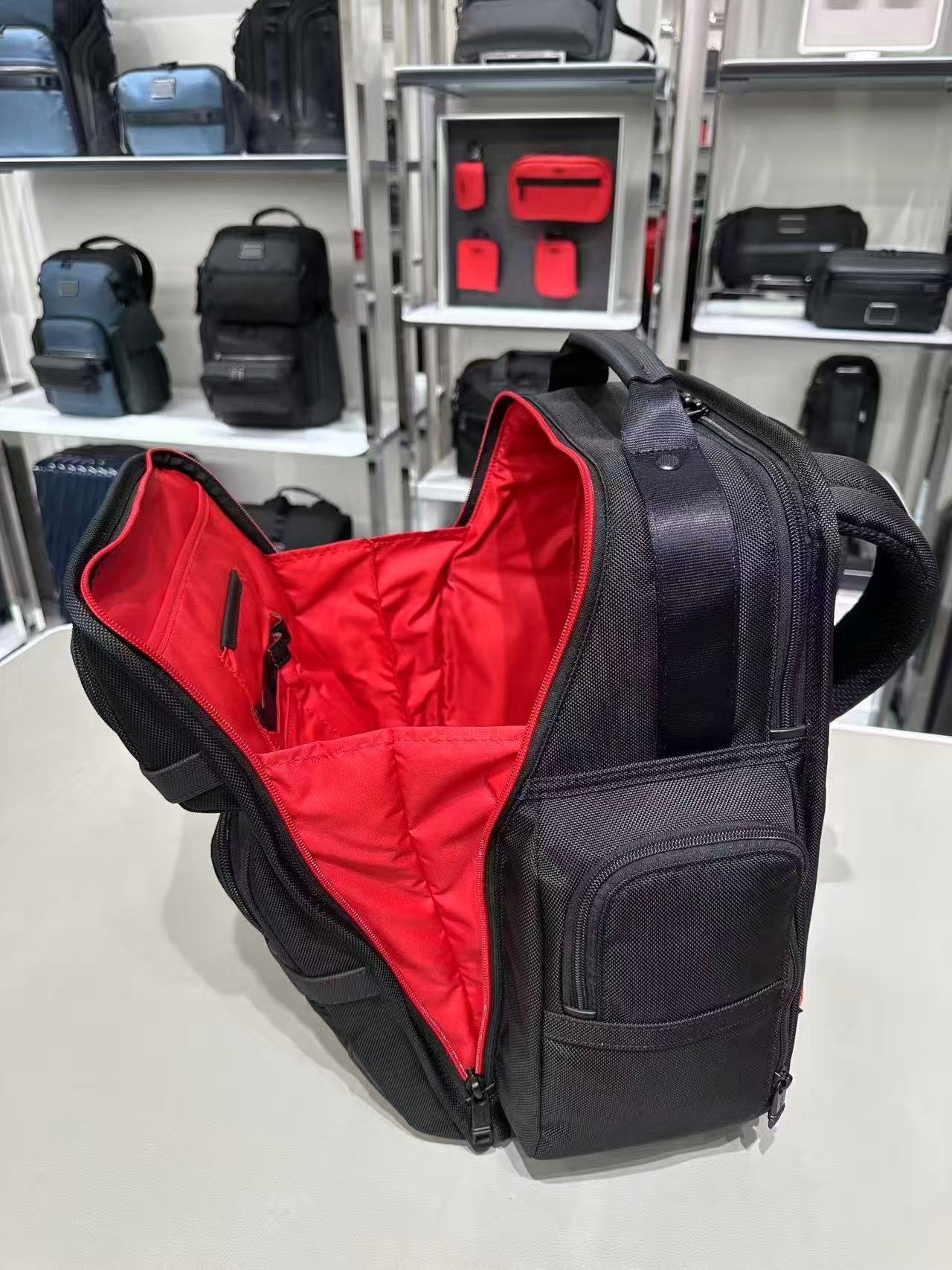 Men's business backpack with large capacity, a waterproof and wear-resistant laptop backpack suitable for travel