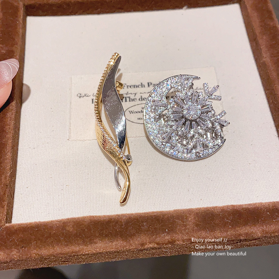 Silver Toned Moon Snowflake Hair Clip With Rhinestone Details Delicate Daily Elegant Jewelry Gift For Her High Quality And Stylish Accessory