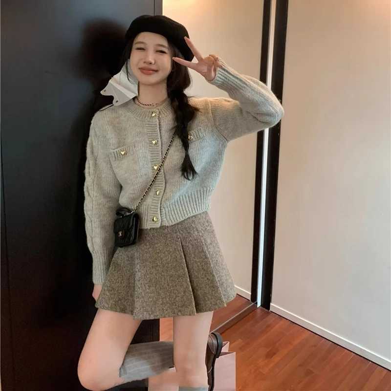 2025 Sweet Love Buckle Crew Neck Sweater New AutumnWinter Womens Knitwear Casual Loose Short Knitted Cardigan JacketT251101