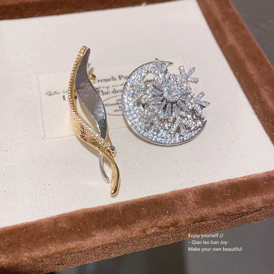 Silver Toned Moon Snowflake Hair Clip With Rhinestone Details Delicate Daily Elegant Jewelry Gift For Her High Quality And Stylish Accessory