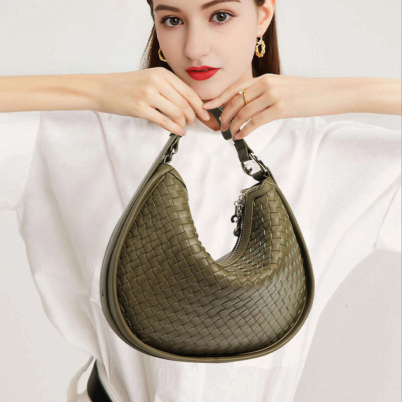 Single Cross Shoulder Crescent Bag Large Capacity Commuter Hand Woven Underarm Handbag Women's 2025 New Casual Versatile Fashion Clothing