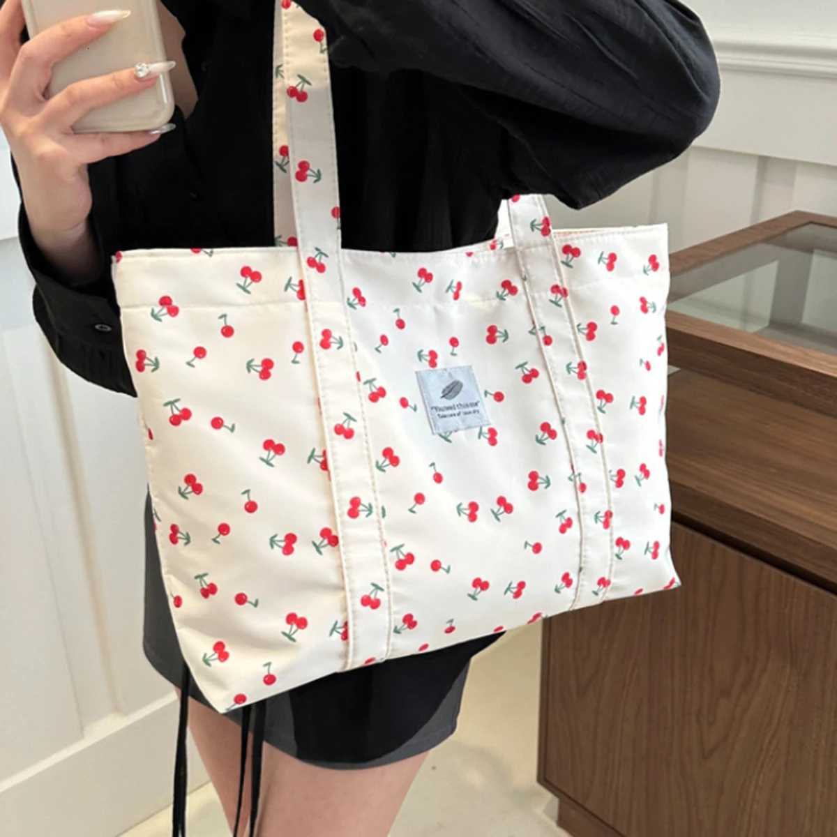 White cotton filled with large capacity cherry shoulder bag Tote trend shoulder bag 1 pack suction direction randomW251101