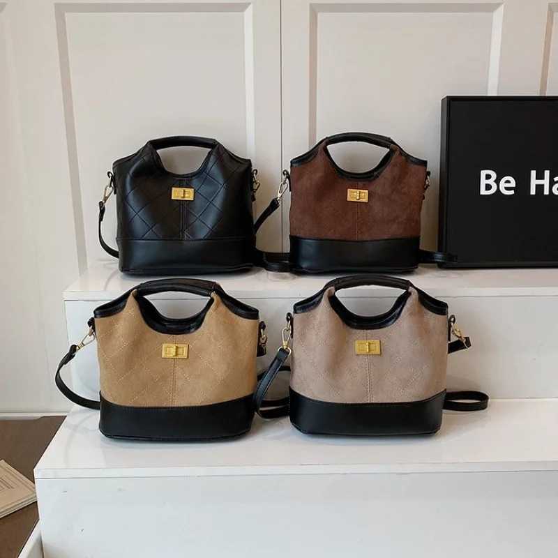 Designer Elegant Ladies Handbag Crafted Fr Leather Featuring Popar Classic Elegant And Casual Vintage Style Y251120