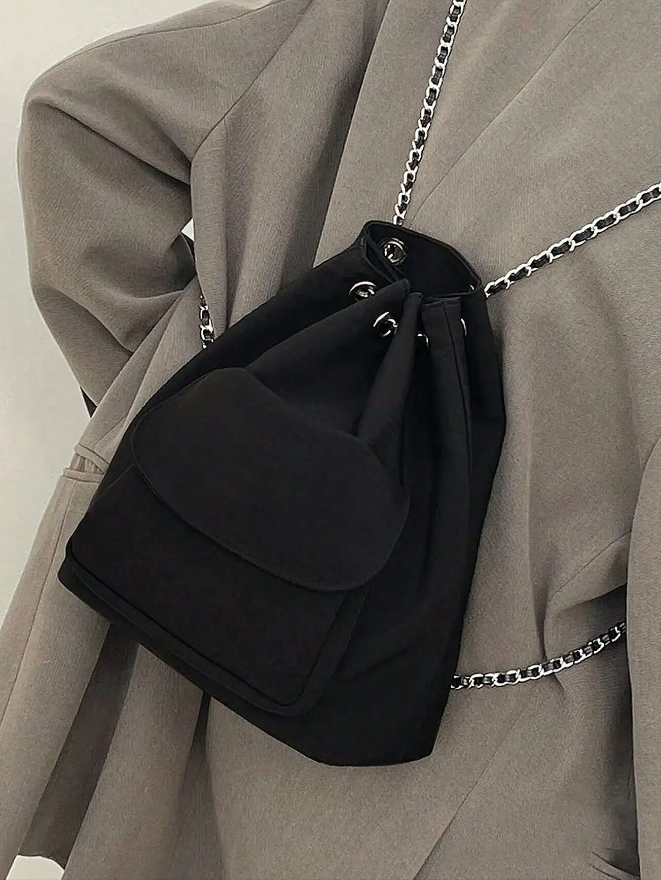 Minimalist Casual Silk Black Chain Bucket Bag Korean Version Drawstring Large Capacity Commuting Backpack