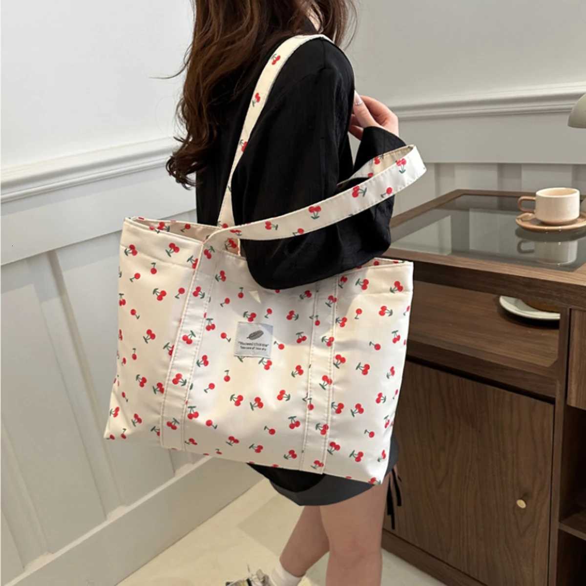 White cotton filled with large capacity cherry shoulder bag Tote trend shoulder bag 1 pack suction direction randomW251101