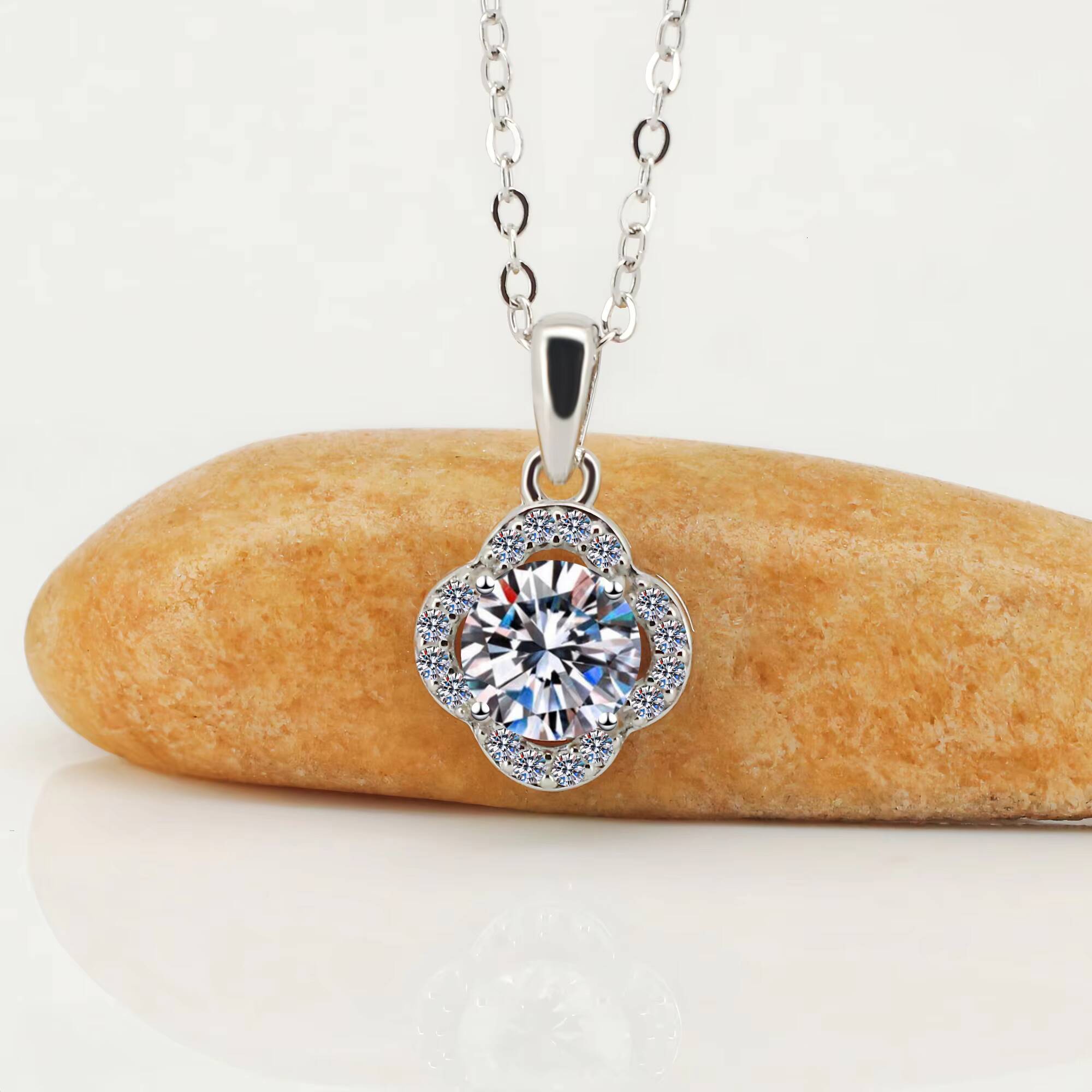 Factory Wholesale S925 Sterling Silver FourLeaf Clover Mosan Necklace Fashion Temperament