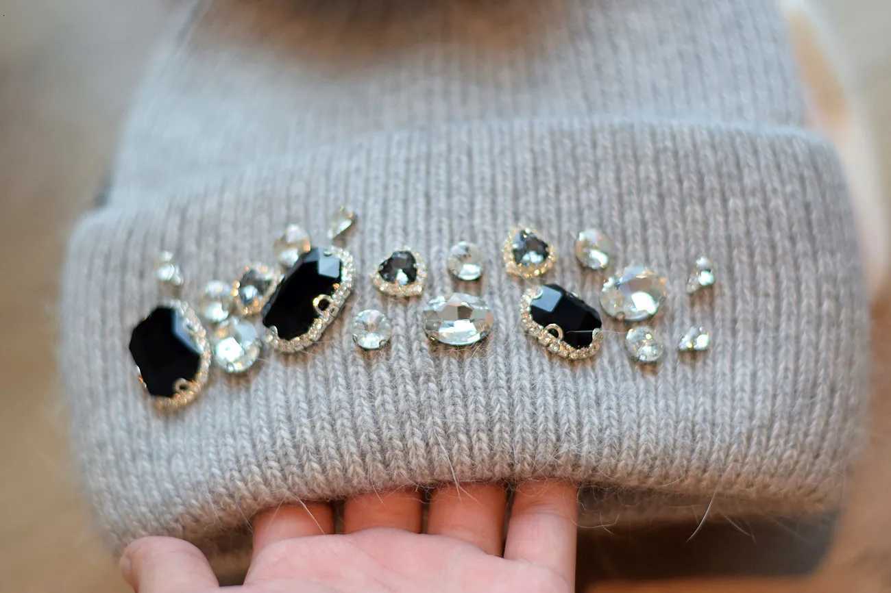 Women Thick Warm CAP For Women Autumn Winter Alloy diamond Fur Knitted Beanies Hat With Detachable Real Fur Pom PomsXJ251101