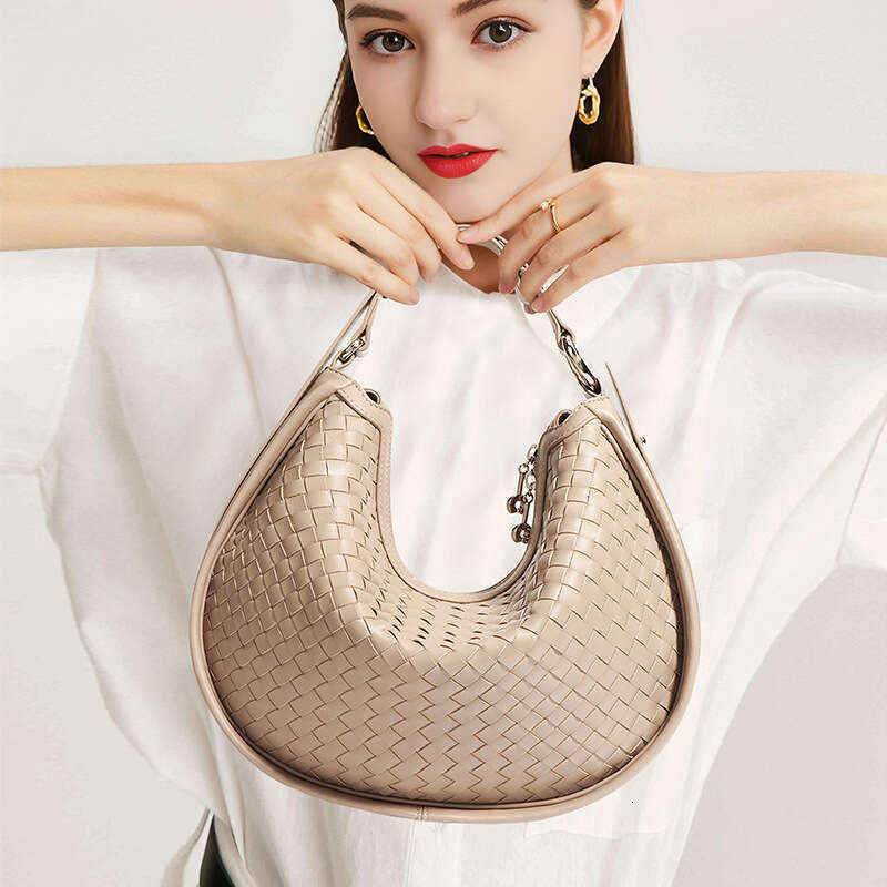 Single Cross Shoulder Crescent Bag Large Capacity Commuter Hand Woven Underarm Handbag Women's 2025 New Casual Versatile Fashion Clothing