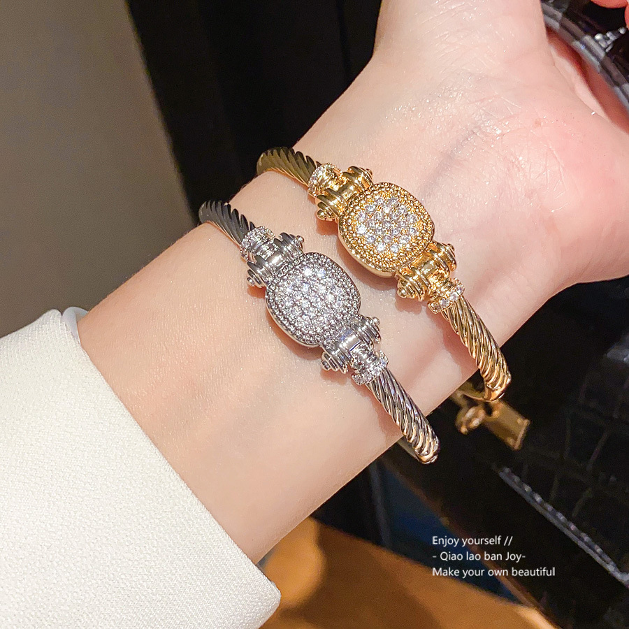 Gold - Toned Bangle With Twisted Texture And Pave Diamond Circular Centerpiece Delicate Daily & Luxurious Jewelry Gift For Her High - Quality And Orna