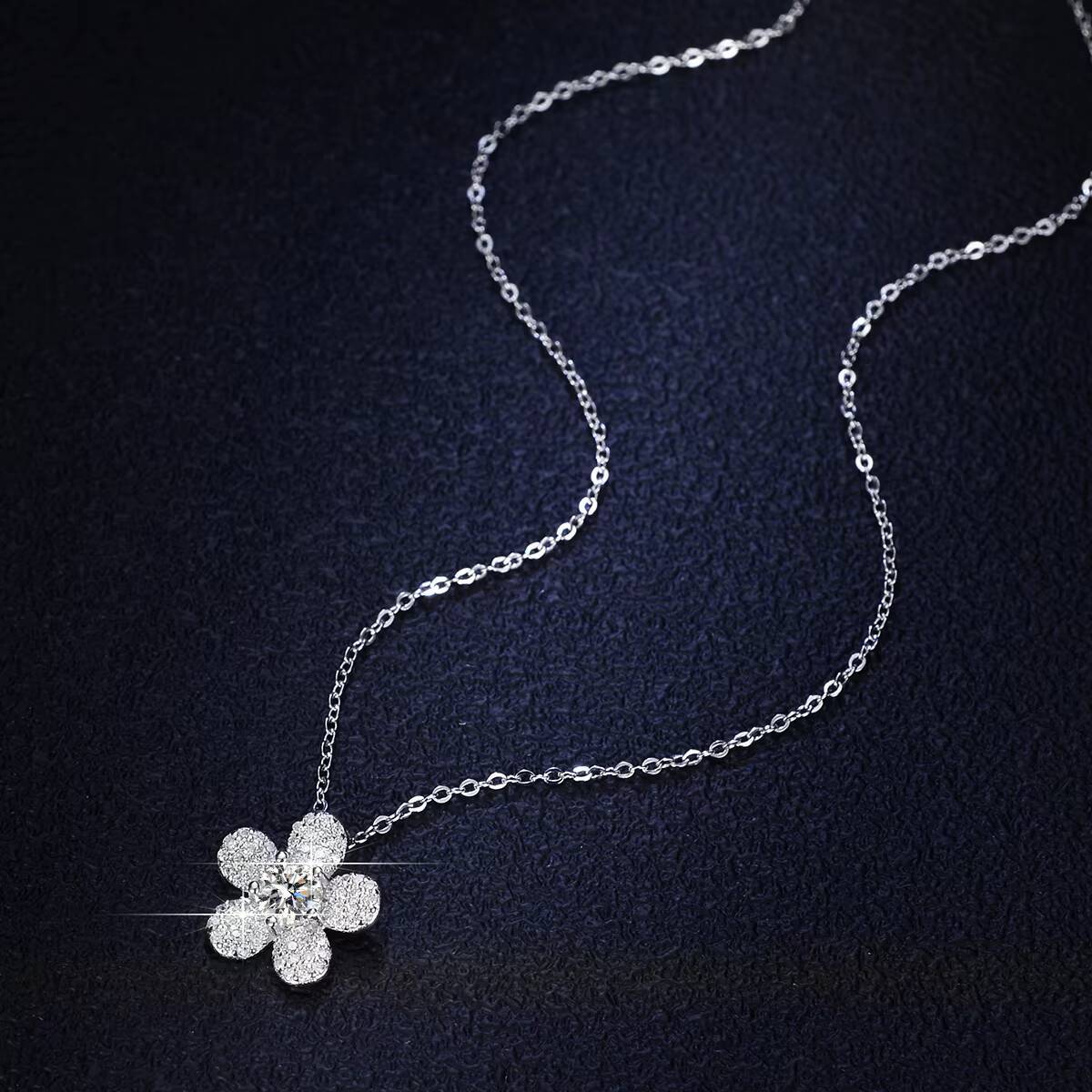 Beautiful Silver Necklace Shinning Moissanite Stone Diamond Fine Jewelry Fourleaf Clover Flower Pendant Moissanite Necklaces