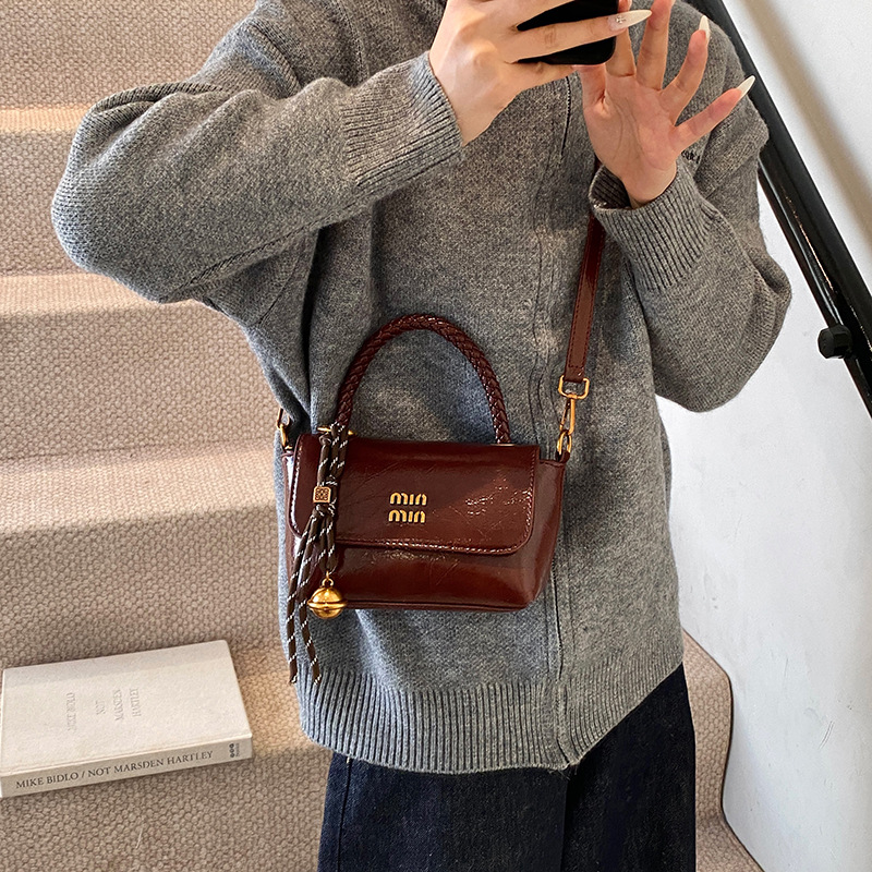 New fashion simple foreign style hand bill of lading shoulder bag commuter female bag popular crossbody bag small square bag 2025