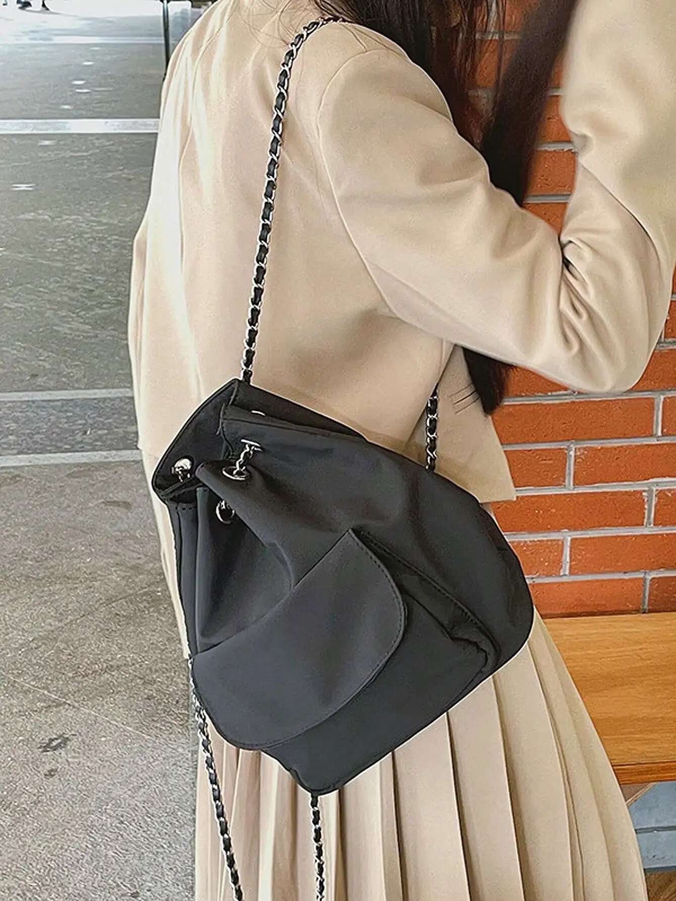 Minimalist Casual Silk Black Chain Bucket Bag Korean Version Drawstring Large Capacity Commuting Backpack
