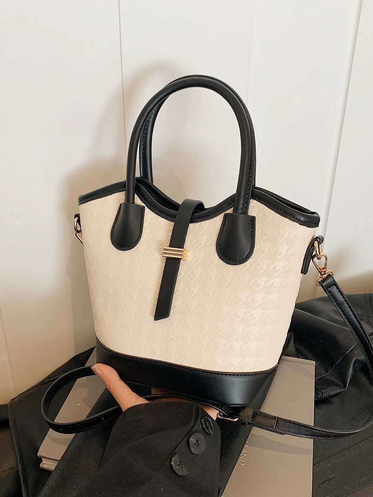 Designer Popar ctrast small bag fem 2024 new autumn crossbody bag fi HOT handbag bucket bag1 Y251120