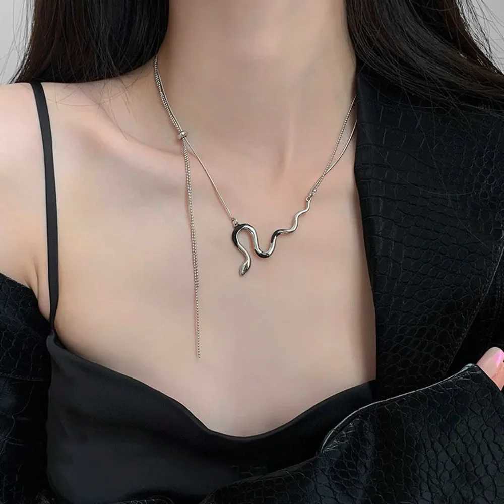 Snake Shaped Double-layered Pendant Necklace For Women Fashion Clavicle Chain Hip-hop Sweater AccessoriesC250407