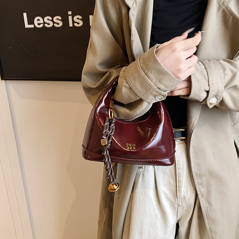Fashionable Handheld Dumpling for Women Korean Edition 2025 Spring Trend High Texture Wrinkled Shoulder Versatile and Small niche Women's Bun