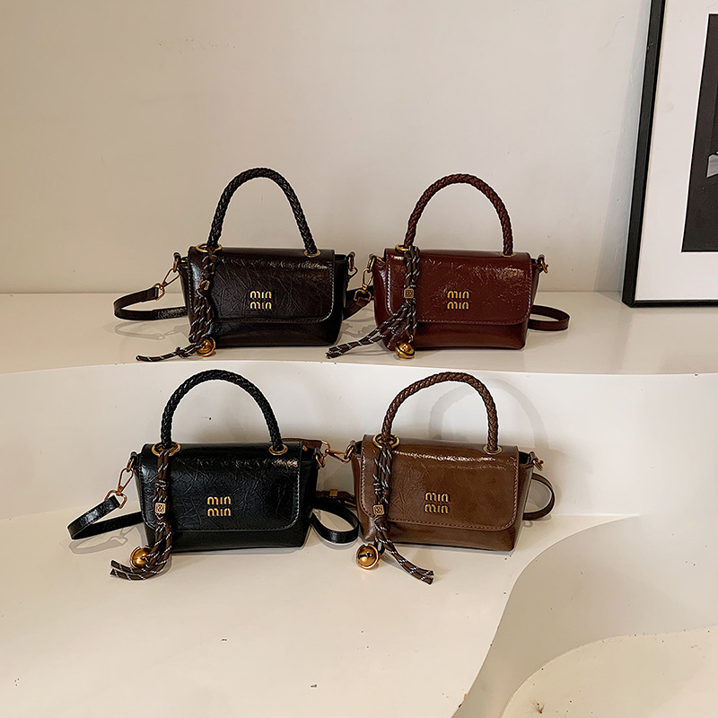 New fashion simple foreign style hand bill of lading shoulder bag commuter female bag popular crossbody bag small square bag 2025