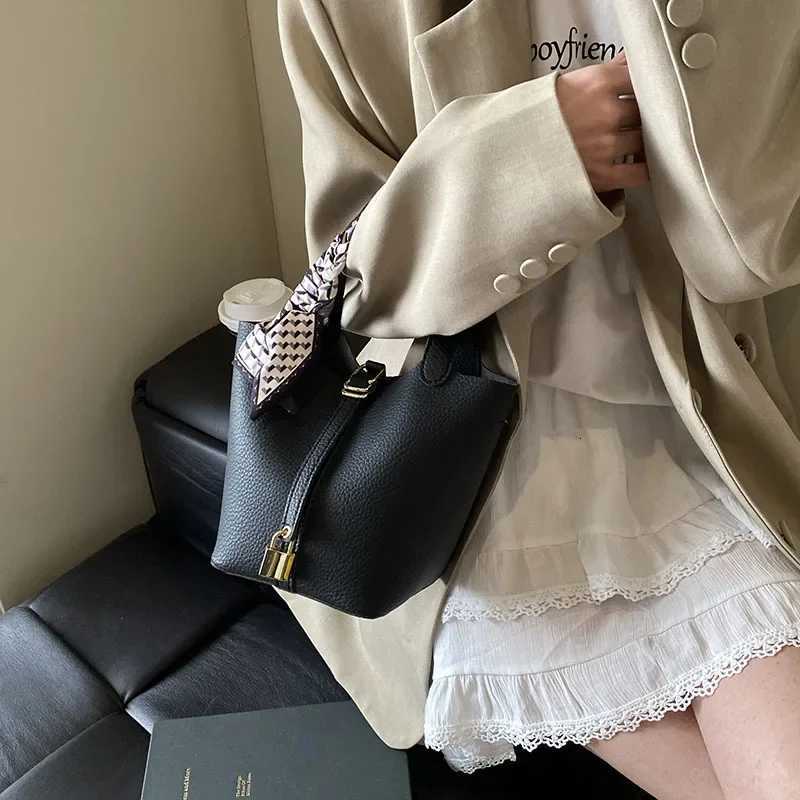 Designer Korean Style Bucket Bag Shoder Bag Cmuting Simple HighEnd Feel Small Audience New 2025 Handheld Water Bucket Bag1 Y251120