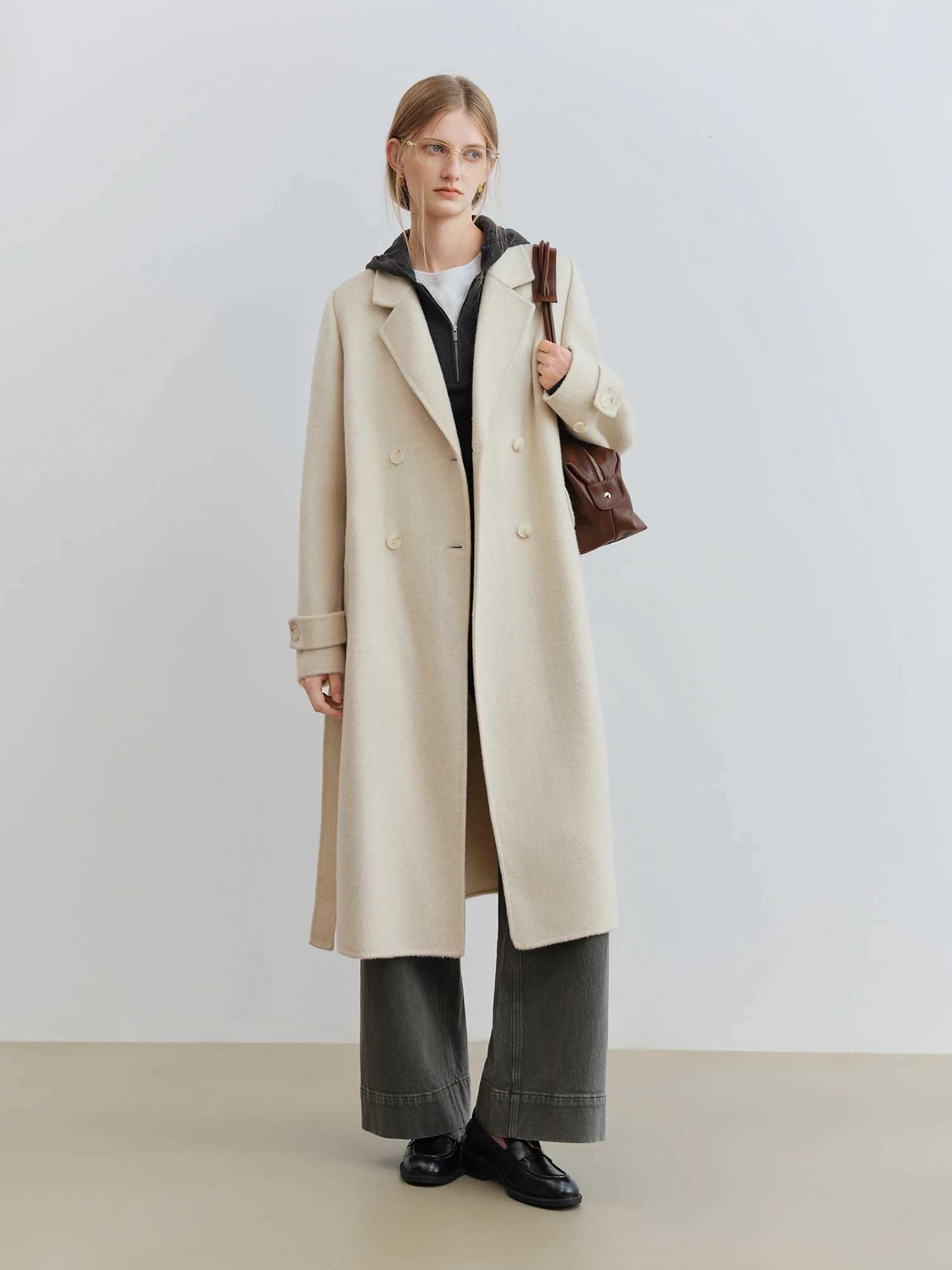 ZIQIAO Petite Straight Shoulder White Camel Wool Coat Women 2025 New Woolen Coat Temperament CommutingT251101