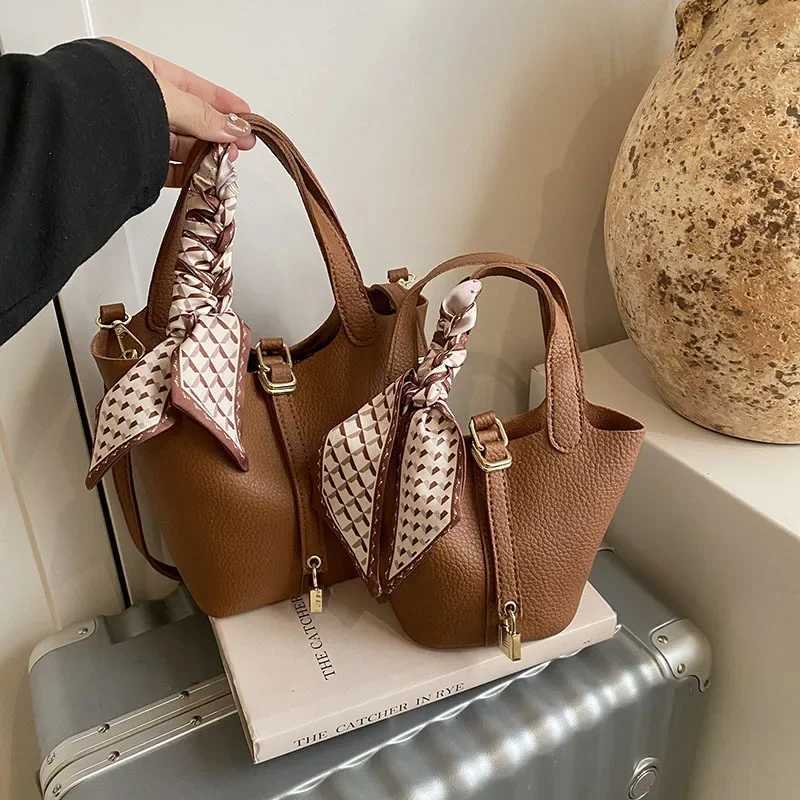 Designer Korean Style Bucket Bag Shoder Bag Cmuting Simple HighEnd Feel Small Audience New 2025 Handheld Water Bucket Bag Y251120