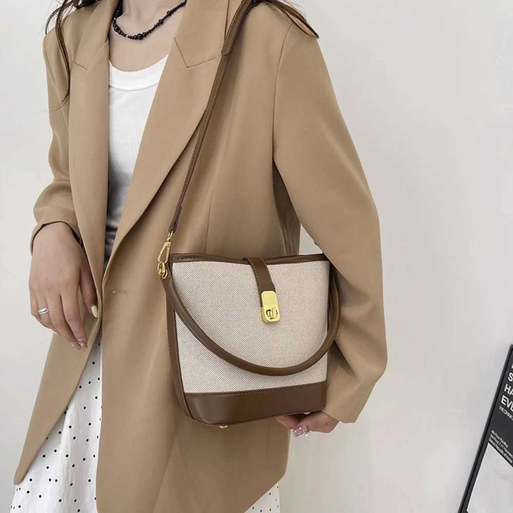 Designer Bag Wens Autumn 2025 Splicing Shoder Messenger Bag New Fi Portable Bucket Bag Niche Design Ctrast Color Y251120