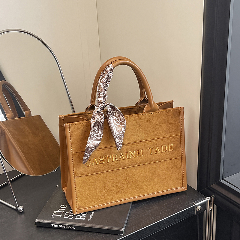 2025 new women's autumn niche fashion high-end large capacity synthetic leather handbag casual simple classic work shoulder bag student crossbody