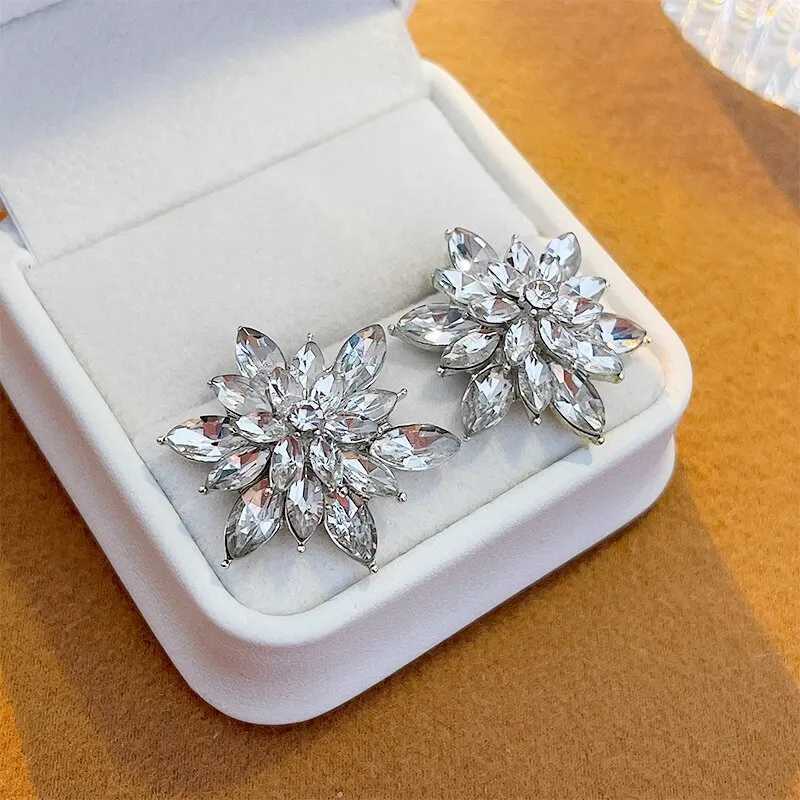 Sparkling rhinestone crystal earrings womens fashion floral earrings luxurious design wedding jewelry Y250401