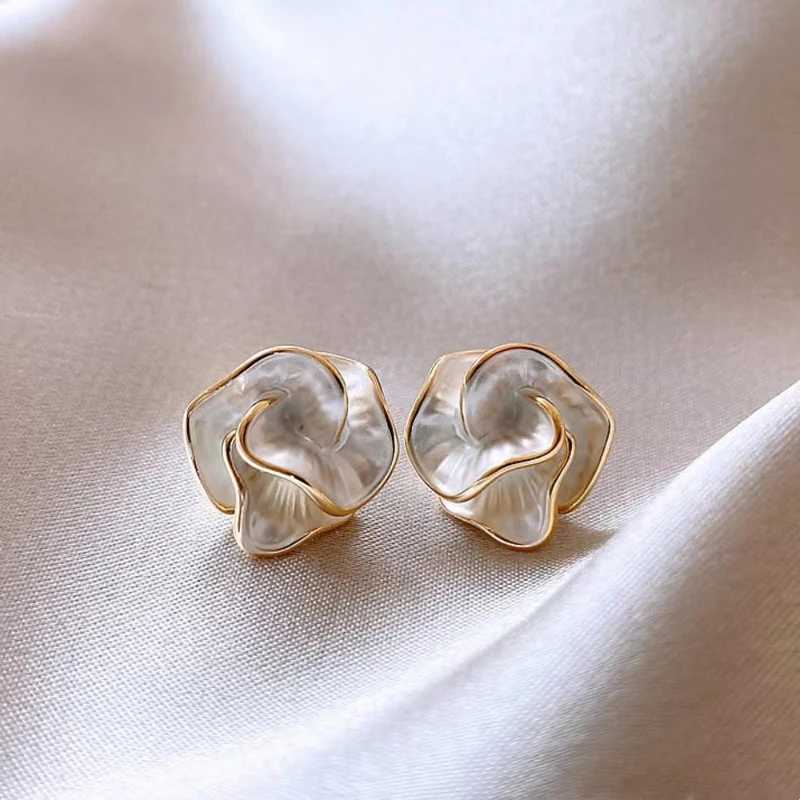 Unique drip tea flower earrings suitable for women exquisite folding petal earrings perforated body jewelry daily jewelry birthday gifts Y250401