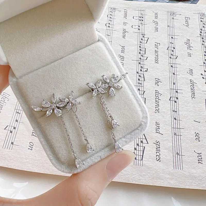 2025 New Arrival Korean Style Light Luxury Elegant Crystal Leaf Dangle Earrings For Women Fashion Cute Sweet Metal Jewelry Gifts Y250401