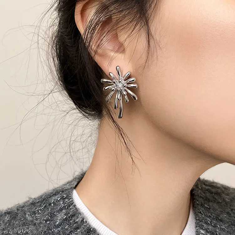 French Elegant Niche Unique Design Cool Fireworks Stud Earrings For Women Fashion Cute Simple Geometry Jewelry Party Gifts Y250401