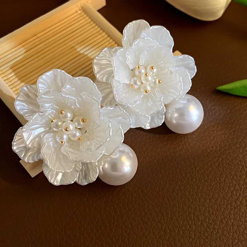 French entrance luxury niche design bride imitates pearl and white flower pendant earrings womens fashion elegant jewelry party Y250401