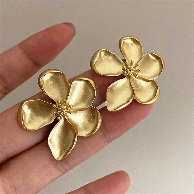 LATS Red White Gold Matte Texture Metal Flower Retro Earrings Suitable for Women and Girls New Design Unique Fashion Jewelry Party Gift Y250401