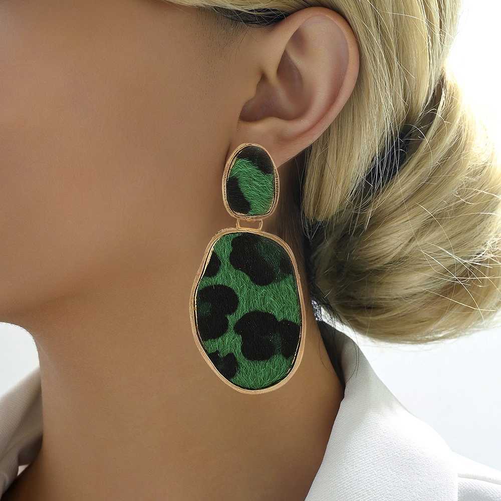 New metal green pattern decoration large pendant earrings suitable for womens trend luxury design retro jewelry party decoration accessories Y250401
